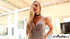 Caliente nicole aniston acaricia y chupa una gran polla hasta el final