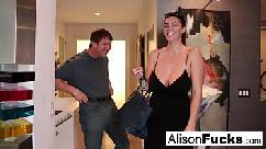 La tetona alison tyler se encuentra con su bagre y luego se folla a su amigo