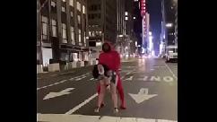 Latina milf chupa su pene al aire libre en nyc